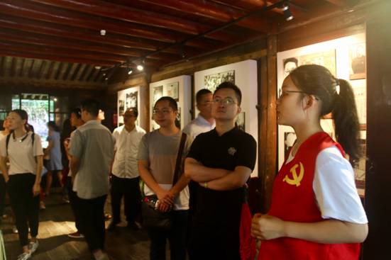 ”追寻革命印迹，情系红色鄞州“黑料不打烊
寻迹小分队-故居讲解